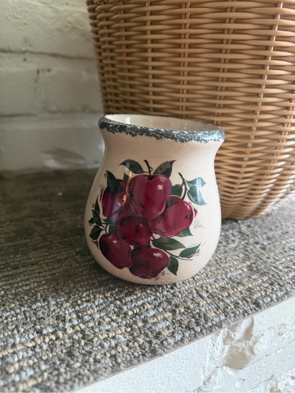 Cream Ceramic Apple-Decor Vase with Red Apples and Green Leaves